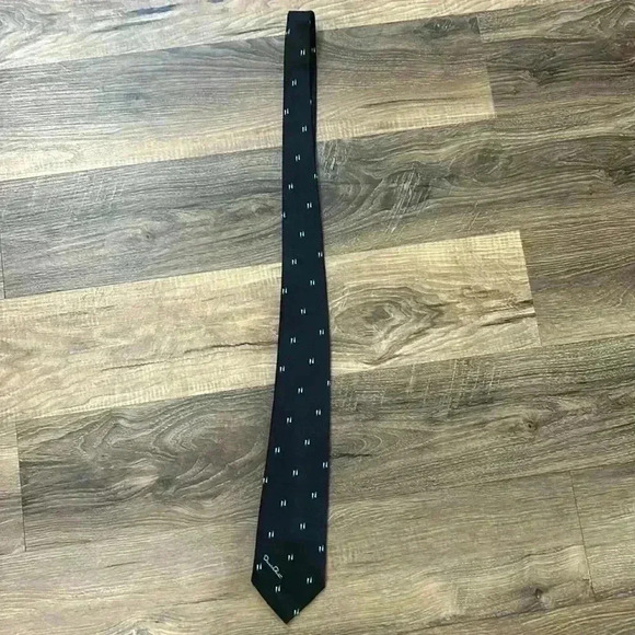 Oscar de la Renta Vintage Tie Beautiful Black with gray rectangular design. - Picture 3 of 16